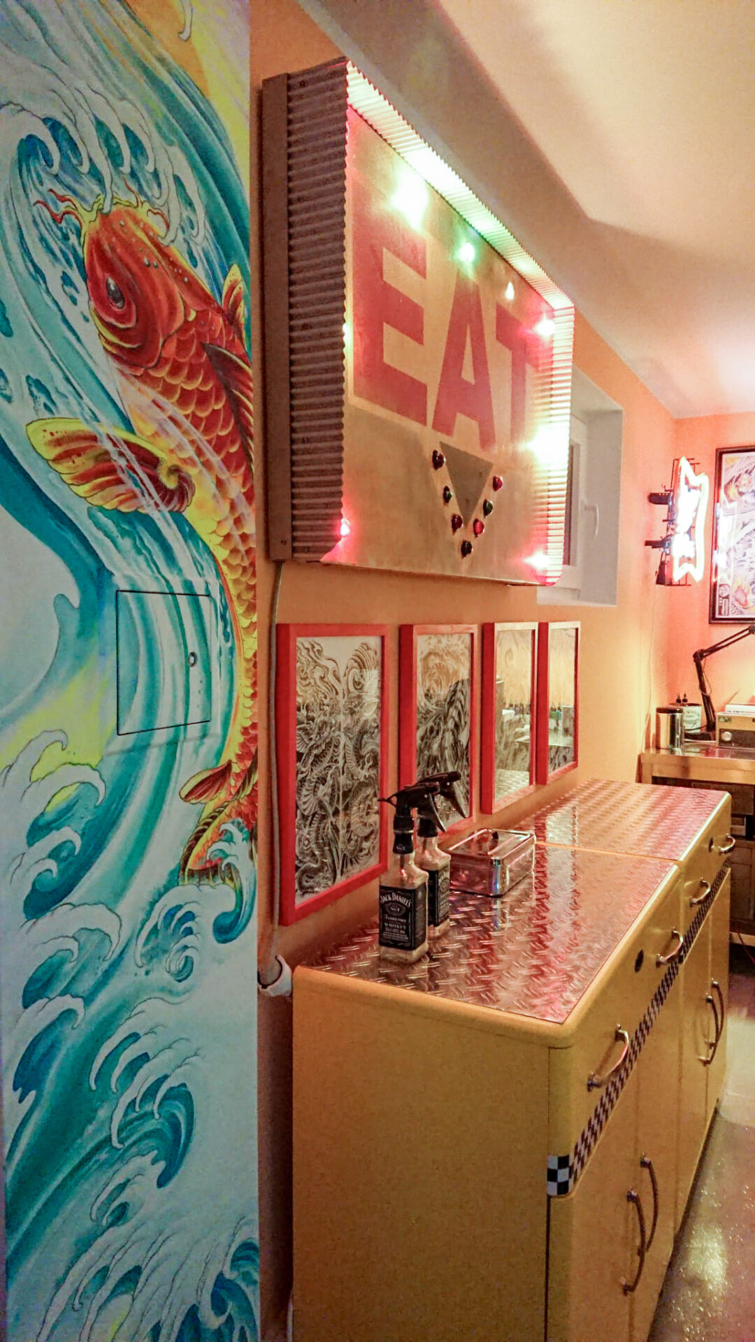 Asiatische Wandmalerei, Dekoration und Beleuchtung bei BIG WAVE TATTOO Private & Art