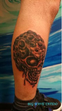 Tattoo mit Alien-Totenkopf