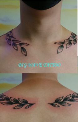 Tattoo mit Lorbeerkranz Vorder- und Rueckansicht
