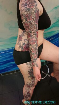 Tattoo mit Rosenranken Ganzkoerper