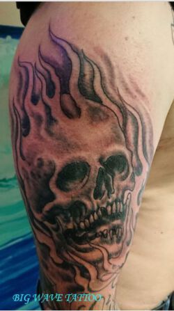 Tattoo mit Totenkopf und Flammen