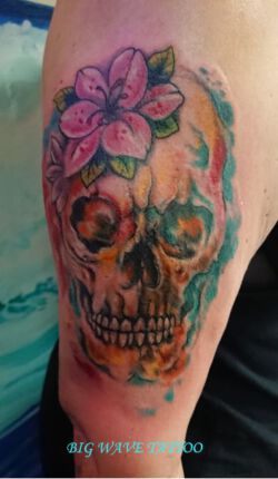 Tattoo mit Totenkopf und Blume in Farbe