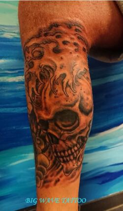 Tattoo mit Totenkopf und Wasser