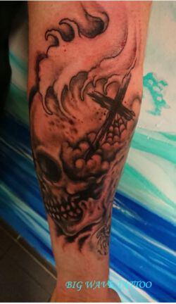 Tattoo mit Totenkopf und Kreuz
