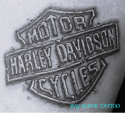 Tattoo mit Harley Davidson Schriftzug