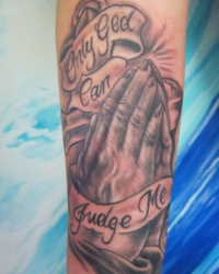 black and grey tattoo mit betenden haenden