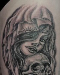 Tattoo mit Katrina und Totenkopf