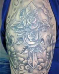 Traditional Tattoo mit Kreuz und Rosen in Black and Grey