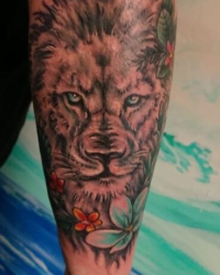 Tattoo mit Loewenkopf