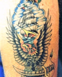 Old School Tattoo mit Schiff und Adler