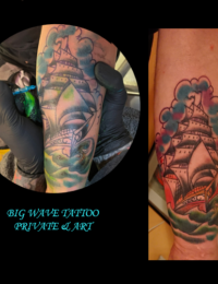 Collage eines farbigen Unterarm-Tattoos im Old-School-Stil, das ein detailliertes Dreimaster-Segelschiff in grünen Meereswellen vor einem lila-blauen Wolkenhintergrund zeigt, gestochen von BIG WAVE TATTOO PRIVATE & ART.