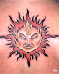 Traditional Tattoo mit Sonnensymbol