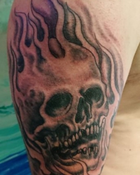 Tattoo mit Totenkopf und Flammen