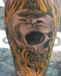 Tattoo mit Totenkopf, Samurai-Schwert und Flammen