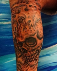 Tattoo mit Totenkopf und Wasser
