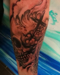 Tattoo mit Totenkopf und Kreuz