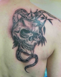 Traditional Tattoo mit Totenkopf und Schlange