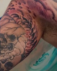 Tattoo mit Totenkopf und Wasser