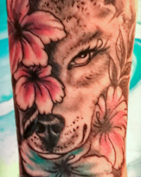 Traditional Tattoo, Wolfskopf mit Blumen in Farbe