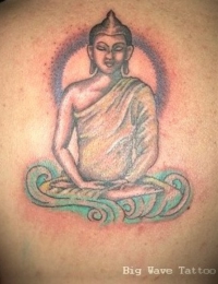 Tätowierung eines meditierenden Buddhas auf dem Rücken. Die Buddha-Figur ist in feinen Black-and-Grey-Graustufen schattiert. Ein rötlich-violetter Heiligenschein umgibt den Kopf, während die Figur auf geschwungenen, grün-türkisfarbenen Wolken-Ornamenten sitzt, gestochen von BIG WAVE TATTOO PRIVATE & ART.