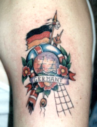 „Germany“ Seefahrts-Tattoo im Traditional-Stil mit Rettungsring und Flagge, gefertigt bei BIG WAVE TATTOO PRIVATE & ART.