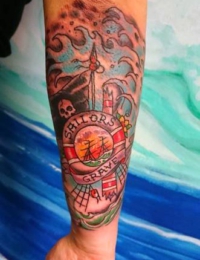 Nahaufnahme eines farbigen Unterarm-Tattoos im Traditional-Stil, das ein sinkendes Segelschiff im Sonnenuntergang zeigt, umrahmt von einem Rettungsring mit der Aufschrift „Sailor's Grave“, einer Piratenflagge und Wellen, gestochen von BIG WAVE TATTOO PRIVATE & ART.