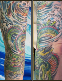 Zwei Ansichten eines farbigen japanischen Arm-Tattoos: Zu sehen ist ein detailreicher, grüner Drache (Ryu) mit gelb-orangefarbenen Bauchschuppen und roten Akzenten, der sich um den Ellenbogen windet. Er ist eingebettet in einen traditionellen, dichten Hintergrund aus wirbelnden, blau-türkisen Wellen mit weißer Gischt, gestochen von BIG WAVE TATTOO PRIVATE & ART.