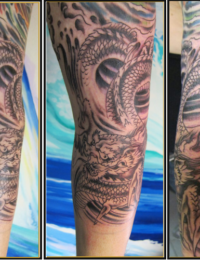 Drei Ansichten eines japanischen Arm-Tattoos im direkten Vergleich. Gezeigt wird ein detailreich geschuppter Drache (Ryu) in Black-and-Grey-Schattierung, der sich um den Unterarm und den Ellenbogen windet, umrahmt von traditionellen Wellenstrukturen, gestochen von BIG WAVE TATTOO PRIVATE & ART.