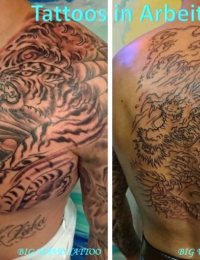 Zwei großflächige japanische Tätowierungen im Zwischenstand nebeneinander: Das linke Bild zeigt ein dicht schattiertes Black-and-Grey Brust-Tattoo (Chestpiece) mit einem brüllenden Tiger im Sturmgewitter. Das rechte Bild zeigt das präzise, saubere Linework eines riesigen japanischen Drachen (Ryu) über den gesamten Rücken (Full Backpiece), gefertigt von BIG WAVE TATTOO PRIVATE & ART.